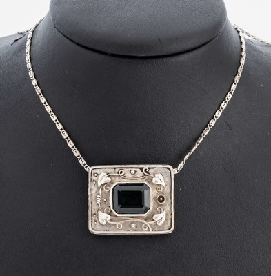 Farbstein-Collier, 1930er Jahre, 835er Silber, Mittelteil, rechteckig, aufgelegte florale Elemente, grüner synth. Spinell im Treppenschliff, L. ca. ...