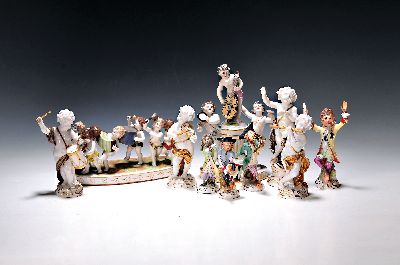 10 Porzellanfiguren, deutsch, um 1900 und 20. Jh., vier Figuren Affenkapelle, ohne Marke, H. 10.5 - 5 cm, vier musizierende Putten, Ernst Bohne ...
