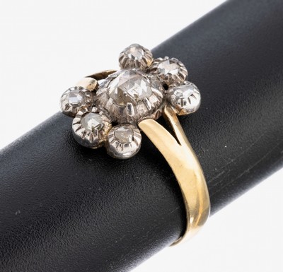 14 kt Gold Diamant-Ring, GG 585/000, Ringkopf aus älterem Zusammenhang, um 1820, Silber, 7 Diamantrosen zus. ca. 0.60 ct, Ringschiene sek., innen ...
