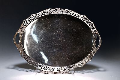 Großes ovales Tablett, Sheffield, 1918, Sterlingsilber, Fahne/Rand mit floraler Durchbrucharbeit, 5 x 57.5 x 42.5 cm, ca. 2680 g, Gebr.-spuren