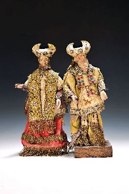 Paar Krippefiguren, wohl Neapel, um 1900, z.T. Holz geschnitzt, alte Kleidung, Körper z.T. Textil gestopft, bemalt, Kleidung z.T. aus Seide, mit ...