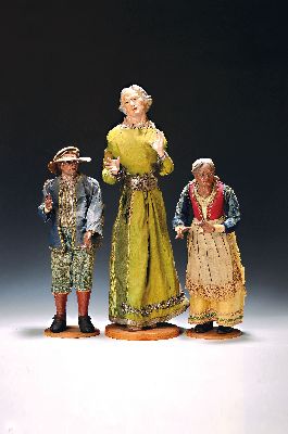 Drei neapolitanische Krippefiguren, um 1900/ Mitte 20. Jh., z.T. später aufgeständert, Köpfe Hände und Unterschenkel mit Füssen aus Holz, fein ...