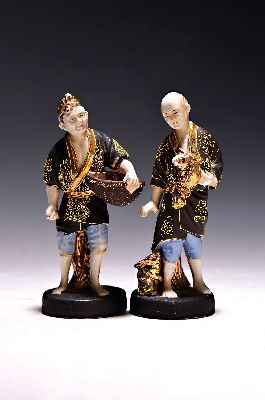 Paar Figuren, Satsuma, um 1910/20, Porzellan, Bauer mit Hasen und sähender Bauer, bemalt und Goldstaffage, H. ca. 14.5 cm, Bodenmarke ...