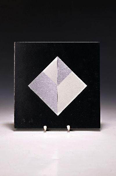 Getulio Alviani, geb. 1939 in Udine, Mailand, Maler und Designer, hier: Platte, Testura Vibratile, schwarze Holzplattemit aufgelgten Aluminiumfelder, ...