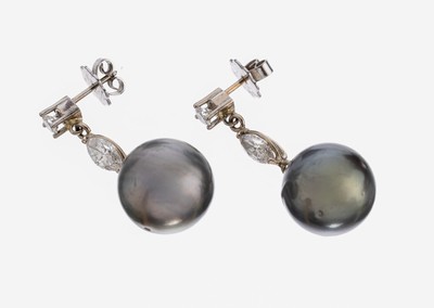 Paar 14 kt Gold Perl-Diamant-Ohrstecker, WG585/000, graue abgehängte Tahitizuchtperlen, D. ca 13 mm, nat. Merkmale, 2 Brillanten und ...