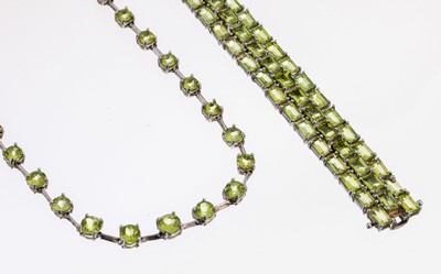 Peridot-Schmuckkonvolut, 925er Silber, best. aus: 1 Collier, im Verlauf rundfacett. Peridots, L. ca. 45.5 cm, Kastenschloss mit Sicherheitsacht, und ...