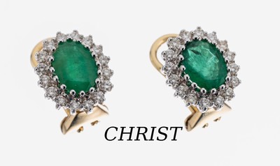 Paar 14 kt Gold CHRIST Smaragd-Brillant -Ohrstecker, WG/GG 585/000, 2 ovalfacett. Smaragde zus. ca. 1.50 ct, 32 Brillanten zus. ca. 1.0 ct Weiß/si, ...