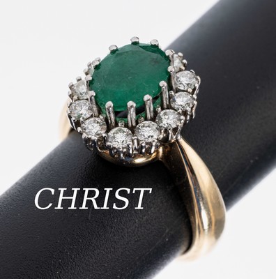 14 kt Gold CHRIST Smaragd-Brillant-Ring, GG/WG 585/000, Ringkopf WG, mittig ovalfacett.Smaragd ca. 1.50 ct, 12 Brillanten zus. ca. 1.25 ct Weiß/si, ...