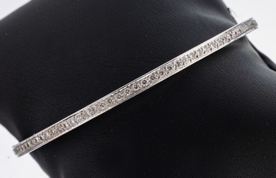 18 kt Gold Brillant-Armreif, WG 750/000, schlicht, zeitlos, rundum bes. mit 101 Brillanten zus. ca. 1.01 ct Weiß/si, D. ca. 6.7 cm, ca. 20.2 g