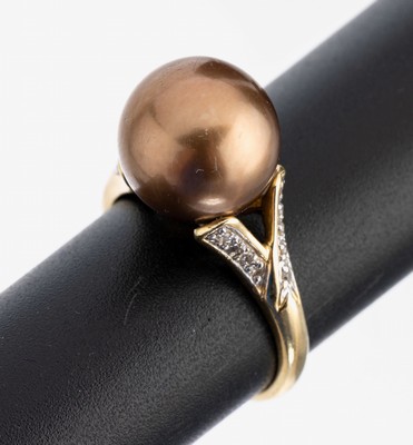 14 kt Gold Perl-Diamant-Ring, GG 585/000, mittig gr. braune Tahitizuchtperle, D. ca. 11.6 mm, gefärbt, 18 8/8-Diamanten zus. ca. 0.15 ct Weiß/si, ...