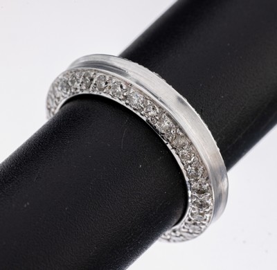 18 kt Gold Brillant-Ring, WG 750/000, beidseitig seitl. Brillanten zus. ca. 1.20 ct Weiß-l.get.Weiß/si-p, RW 55, ca. 5.3 g
