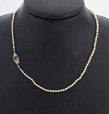 Orientperl-Collier mit 14 kt Gold Saphir- Diamant-Schließe, um 1900, GG 585/000, Perlen im Verlauf, D. ca. 1.9 - 4.1 mm, Steckschließe mit ...