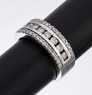 14 kt Gold Brillant-Ring, WG 585/000, 37 Brillanten zus. ca. 1.20 ct feines Weiß -Weiß/vs-si, RW 57, ca. 8.0 g