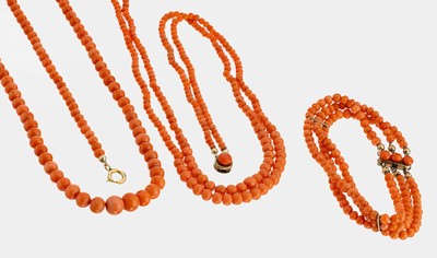Konvolut Korallen-Schmuck, Italien um 1900, best. aus: 1 Collier, Korallen-Kugeln im Verlauf, D. ca. 4.5 - 8.2, L. ca. 81 cm, Federringschließe ...