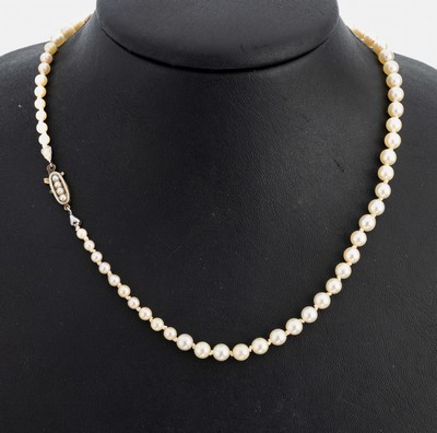 Zuchtperl-Collier mit 14 kt Gold Schließe, GG 585/000, im Verlauf Zuchtperlen, D. ca. 3- 4.9 mm, Steckschließe schauseitig Platin, L. ca. 59 cm
