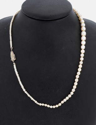 Perl-Collier mit 14 kt Gold Schließe, GG/WG585/000, 1930er Jahre, Zuchtperlen im Verlauf,D. ca. 2.7-7.3 mm, L. ca. 45 cm, Steckschließe