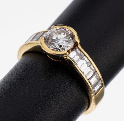 18 kt Gold Diamant-Ring, GG 750/000, mittigBrillant ca. 1.20 ct l.get.Weiß/si, Ringschultern mit 10 Diamant-Baguettes zus. ca. 1.00 ct ...