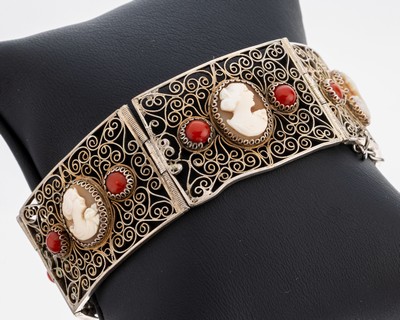 Armband mit Koralle und Muschelkamee, um 1950 , Silber gepr., Filigranarbeit, 1x l. besch., L. ca. 18 cm, B. ca 2.3 cm, Kastenschloss mit ...