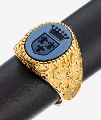 Siegelring mit Adelswappen, Silber verg., Ringschultern reich verz., Lagenachat mit Adelswappen, Krone und Fleur de Lys, RW 67, ca. 13.5 g Etui