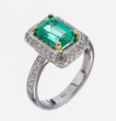 18 kt Gold Smaragd-Brillant-Ring, WG/GG 750/000, mittig Smaragd im Emerald Cut ca. 1.80 ct, sehr schöne Farbe, Krappen GG, 68 Brillanten zus. ca. ...