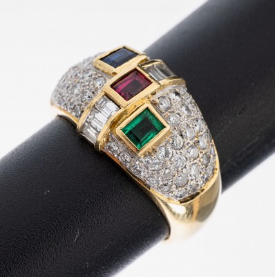 18 kt Gold Farbstein-Diamant-Ring, WG 750/000, je 1 Saphir- Rubin- und Smaragd- Baguette von sehr schöner Farbe zus. ca. 0.60 ct, 6 ...