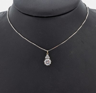 14 kt Gold Brillant-Anhänger, WG 585/000 gepr., Brillant ca. 1.18 ct Weiß-l.get.Weiß/p,oberhalb 3 Brillanten zus. ca. 0.15 ct Weiß/si, an Kette, ...