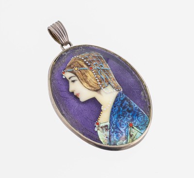 Anhänger mit Email, Silber gepr., oval, Darstellung einer Dame im Profil, Hintergrund lila Email, wohl Limoges, ca. 5.5 x 3.3 cm