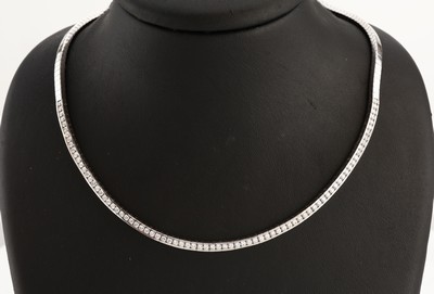 18 kt Gold Brillant-Collier, WG 750/000, 80 Brillanten zus. ca. 5.0 ct feines Weiß- Weiß/vs-si, L. ca. 42 cm, Kastenschloss mit Sicherheitsacht, ...