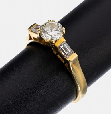 18 kt Gold Diamant-Ring, GG 750/000, mittig Brillant ca. 0.80 ct get.Weiß/si, Ringschultern mit 2 Diamant-Baguettes zus. ca.0.25 ct Weiß/vs-si, RW ...