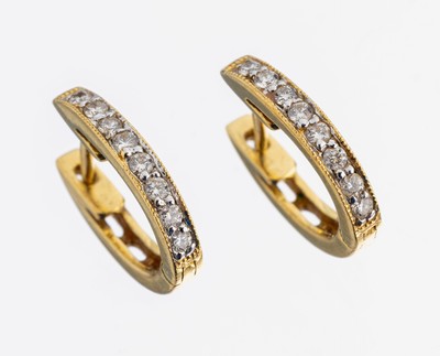 Paar 18 kt Gold Brillant-Ohrcreolen, GG/WG 750/000, 16 in WG gefasste Brillanten zus. ca.0.25 ct Weiß/si, ca. 2.5 g
