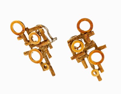 Paar 18 kt Gold Ohrclips, 1970er Jahre, GG/WG 750/000, Oberfläche part. strukt., abstraktes Design aus Stäben und Kreisen, ca. 17.6 g