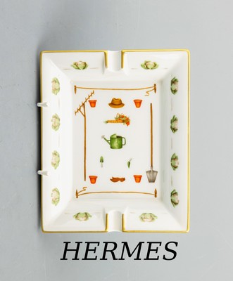 HERMES Aschenbecher, "Gartenliebe", Porzellan, weißer Grund, goldfarb. Rand, bunte Gartenmotive, ca. 20 x 16 cm