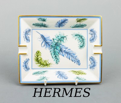 HERMES Aschenbecher, "Federn", weißes Porzellan, goldfarb. Rand, Federn in Blau-, Grün- und Türkistönen, ca. 20 x 16 cm