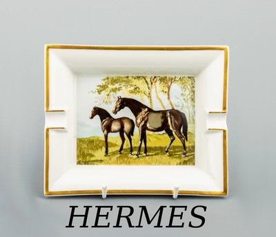 HERMES Aschenbecher, "Pferde", weißes Porzellan, goldfarb. Rand, Darstellung eines Pferdes mit Fohlen, ca. 20 x 16 cm