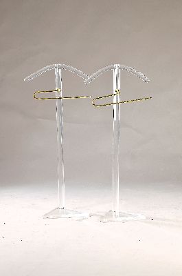 2 Stumme Diener, neuzeitlich, Plexiglas und Messing, H. je ca. 102cm