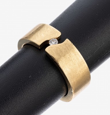 14 kt Gold Brillant-Ring, GG 585/000, Brillant ca. 0.03 ct Weiß/si, B. ca. 6.8 mm, Ringschiene mit pers. Inschrift, RW 52, ca. 10.8 g