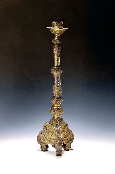Großer Kerzenleuchter, wohl Frankreich, um 1870-1890, reich geprägtes Messing auf Holzkorpus, Palmettendekor, H. ca. 72cm