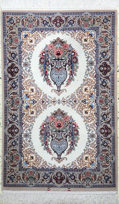 Esfahan fein Persien, signiert"Davari", Mitte 20.Jhd, Korkwolle mit und auf Seide, ca.128 x 83 cm, EHZ: 1-2