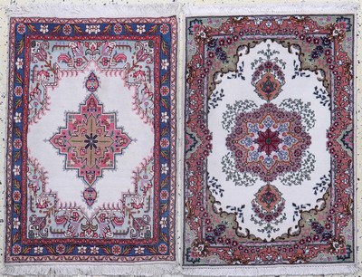 1 paar Täbriz fein(50 Raj), Persien, Ende 20.Jhd, Korkwolle mit Seide, ca. 88 x 60 cm, EHZ: 2