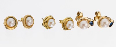Konvolut 3 Paar Perl-Ohrstecker, 1 x GG 585/000, Zuchtperlen, D. ca. 6.1 mm, 2 kl. Saphir-Tropfen, 2 kl. Brillanten, ca. 3.1 g, und 2 Paar, GG ...