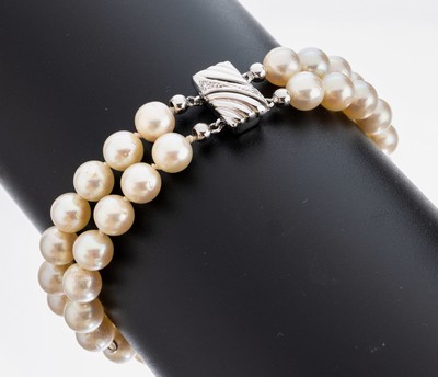 Perl-Armband mit 14 kt Gold Schließe, WG 585/000, 2-rhg. Akoyazuchtperlen, D. ca. 7.3 mm, L. ca. 19 cm, Kastenschloss
