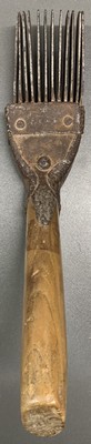 Teppich-Kamm antik, Persien, 19.Jhd, Eisen verarbeitet mit Holz, ca. 30 x 6 cm, EHZ: 2