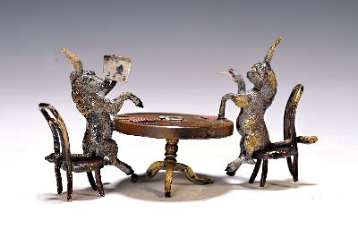 Wiener Bronze, Paar Esel beim Kartenspiel am Café-Haus-Tisch, sign. Wasserkrug, bunt staffiert, ca. 6x11.5 cm