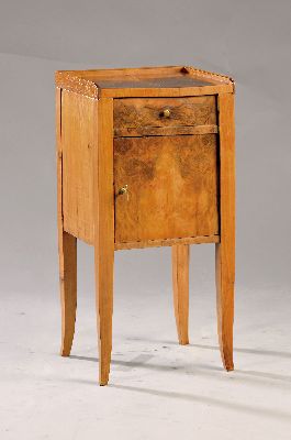 Kleines Schränkchen/Beistelltisch, um 1820, Nußbaumfurnier, eintürig, eine Schublade, ca. 76 x 36 x 36 cm, EZ 2