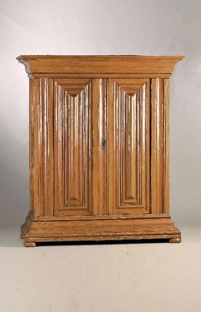 Wellenschrank, Frankfurt, um 1750, Fichte massiv, zweitürig, weit ausladendes Gesims und Sockel, schönes Wellenprofil in der Front, Seiten ...