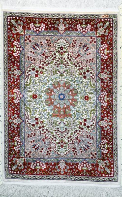 Hereke Seide signiert, Türkei, Mitte 20.Jhd, reine Naturseide, ca. 97 x 68 cm, ca. 1,0 Mio. Kn/qm, nahezu neuwertig