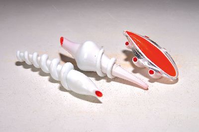 Dreiteiliges Glasobjekt, Steve Tonin Seguso Vetri D'Arte, Murano, Italien, um 1975, Glas rot und milchweiß überfangen, 3 Glasobjekte in Form ...