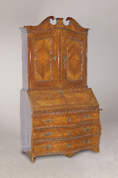Barocksekretär, um 1780, Eiche massiv, Nussholzfelderung, geschweifte 3-schübige Kommode mit stark ausgezogenen Seitenkanten, Profilrahmung, ...