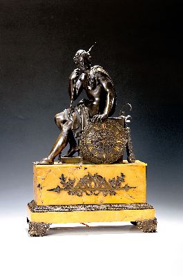 Große Pendule, Frankreich, um 1840/50, gelb -grün geäderter Marmorsockel, verzierte Füße, umlaufender Blattdekor, Applikation mit Speer-und ...