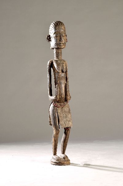 Große weibliche Figur, Afrika, Holz geschnitzt, H. ca. 106cm, mit Flachschnitzereien und Applikationen aus Metall und Perlchen